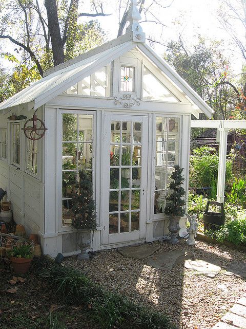 Biely a presklený záhradný altánok - 