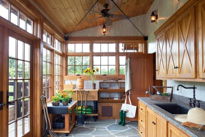 Interiér záhradného altánku s kuchyňou - 