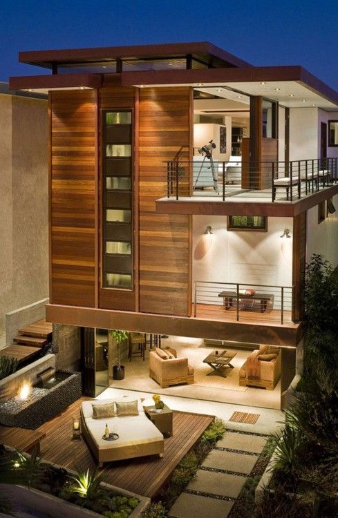 Moderný drevený dom s balkónom a terasou - 