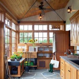 Interiér záhradného altánku s kuchyňou
