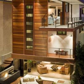 Moderný drevený dom s balkónom a terasou