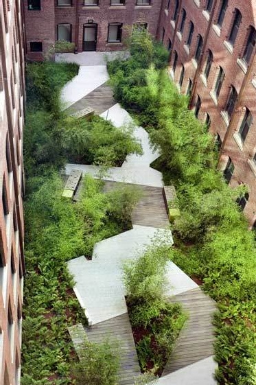 Moderné cesta v zeleni vo dvere oživí bývania - 