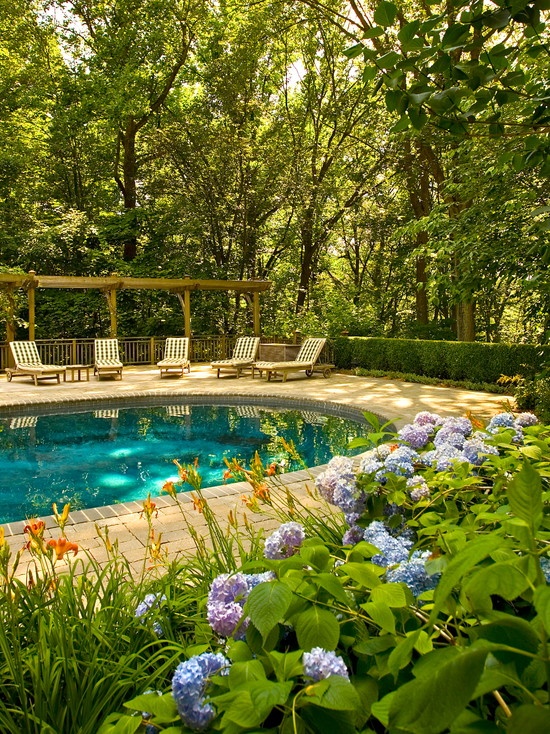 Vonkajší bazén ukrytý v záhrade - 