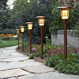Záhradné cesta lemovaná solárnymi lampičkami