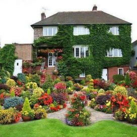 Naozaj farebná záhradka pred domom