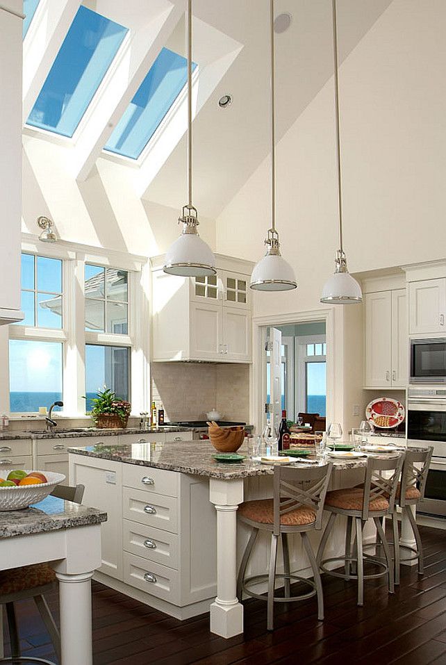 Biela kuchyňa s veľkými oknami - 