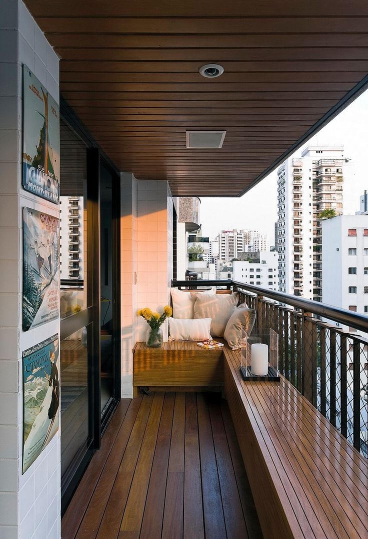 Dlhý balkón s dreveným obložením - 
