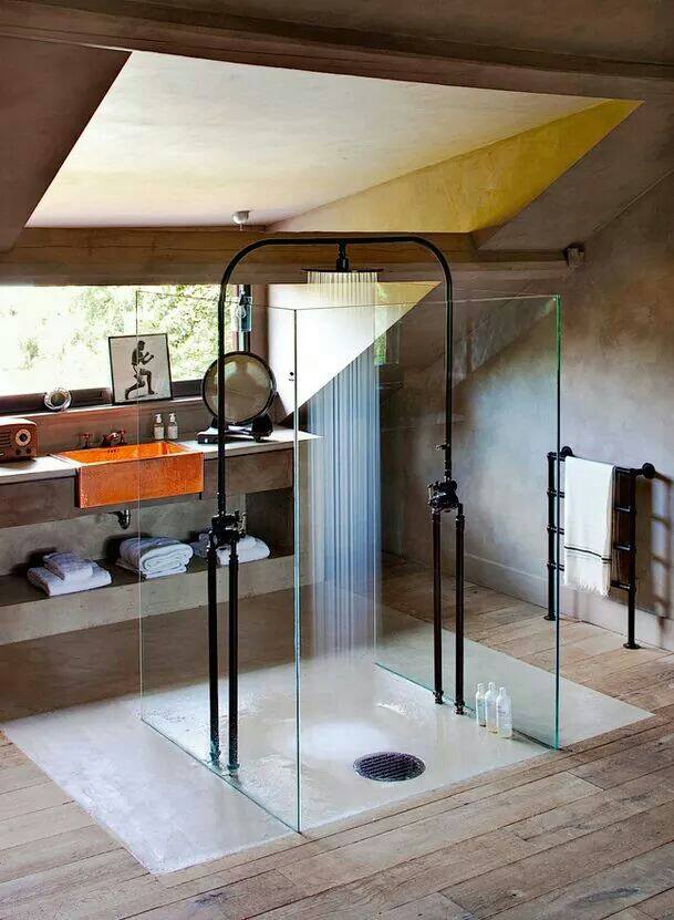 Sklenený sprchovací kút uprostred kúpeľne - 