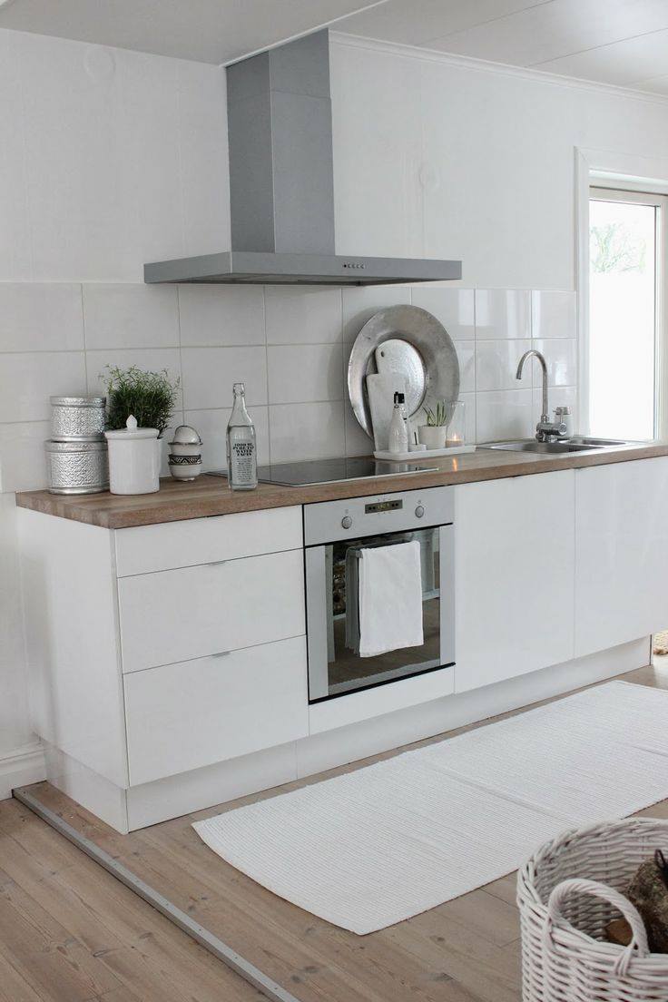 Moderná kuchyňa s drevenou doskou - 