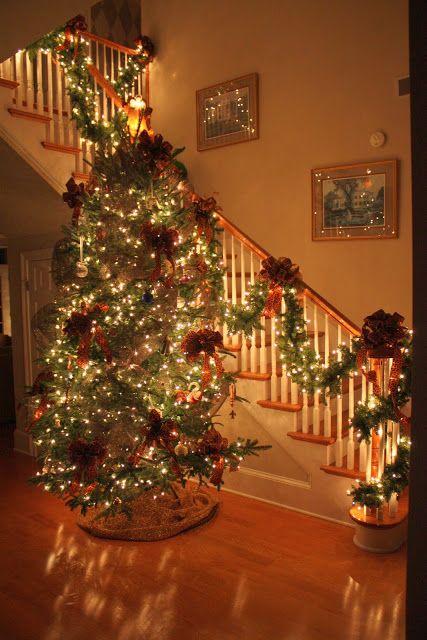 Vianočný stromček u schodiska - 