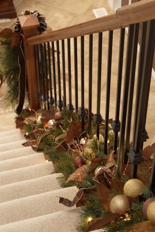 Vianočne vyzdobené schodisko - 