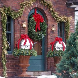 Vianočný ozdobenie vchodových dverí