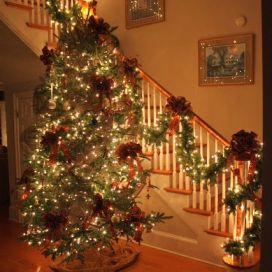 Vianočný stromček u schodiska