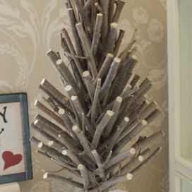 vianočný stromček z drevených vetvičiek