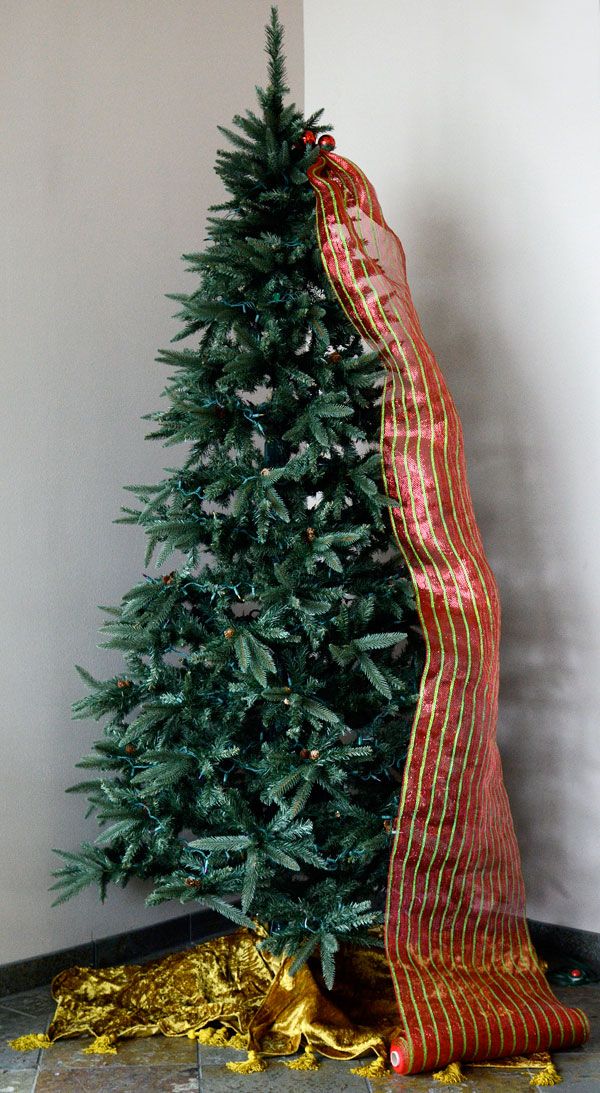 Umelý vianočný stromček so stuhou - 