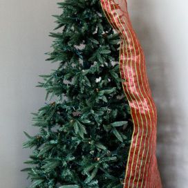 Umelý vianočný stromček so stuhou