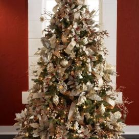 Bohato zdobený vianočný stromček