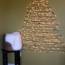 Vianočný stromček zo svetelného reťaze