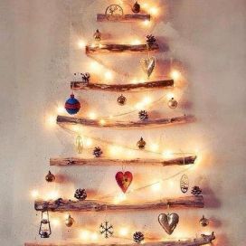 Poličky ako Vianočný stromček