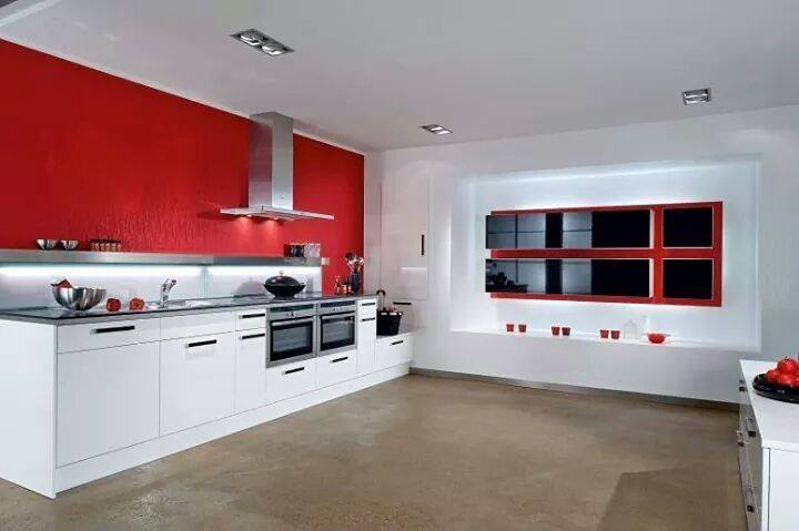 Kuchyňa s červenou stenou - 