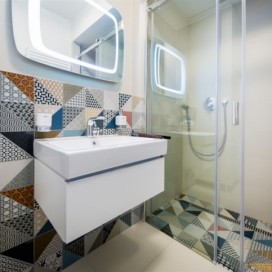 Moderná kúpeľňa - obklady so starými českými dekory Lenka Jureckova