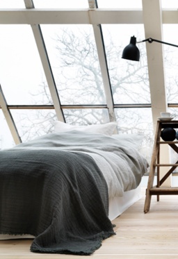 posteľ pod oknami - 