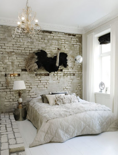 Spálňa s bielou tehlovou stenou - 