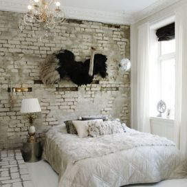 Spálňa s bielou tehlovou stenou