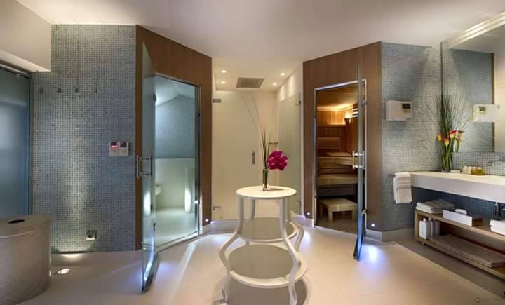 Priestranná kúpeľňa so saunou - 