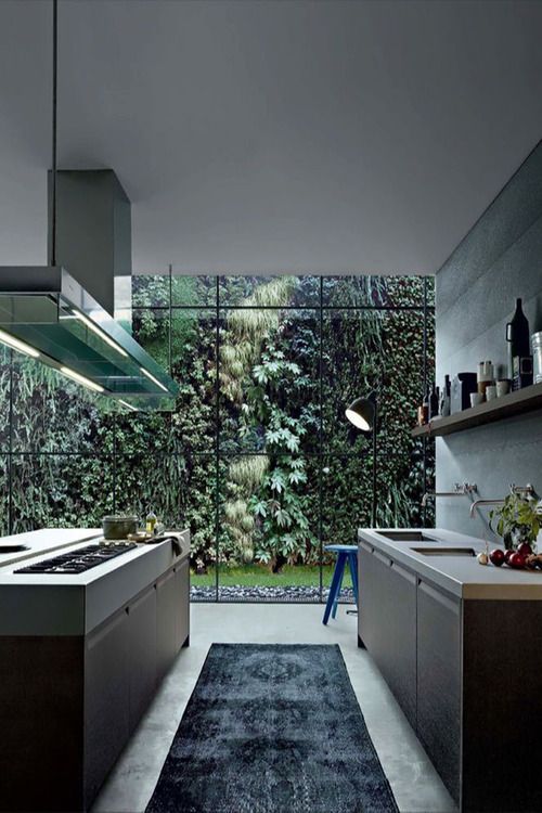 Moderná kuchyňa s veľkým oknom - 
