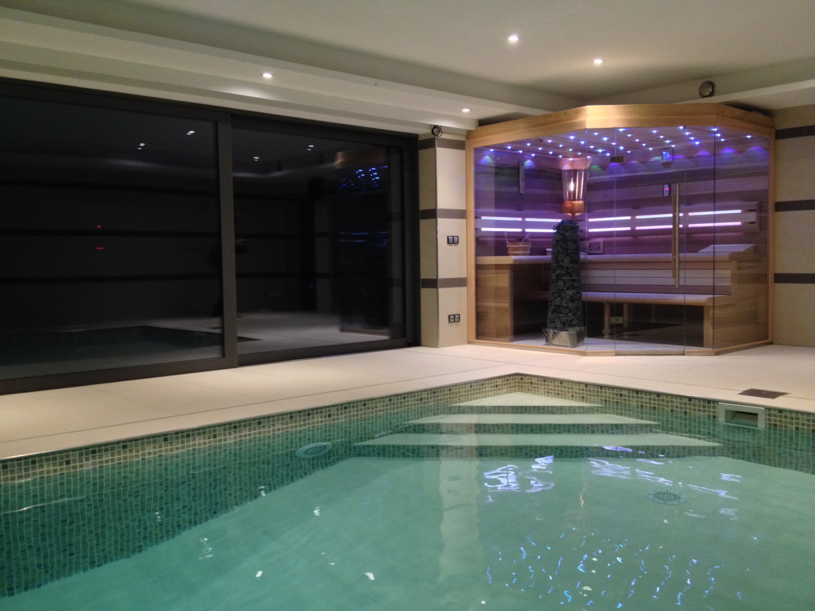 Veľká sauna umiestnená vedľa bazéna - 
