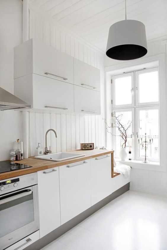 Severská biela kuchyňa s drevenou doskou - 
