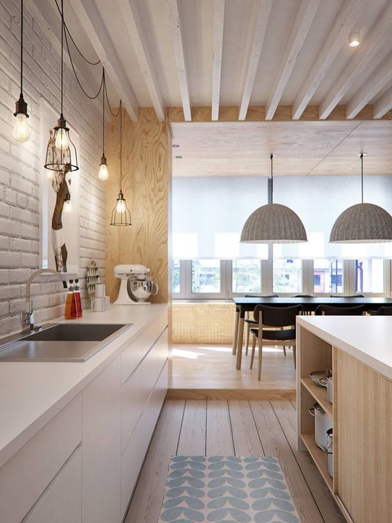 Škandinávska kuchyňa s bielou tehlovou stenou - 