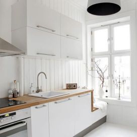 Severská biela kuchyňa s drevenou doskou