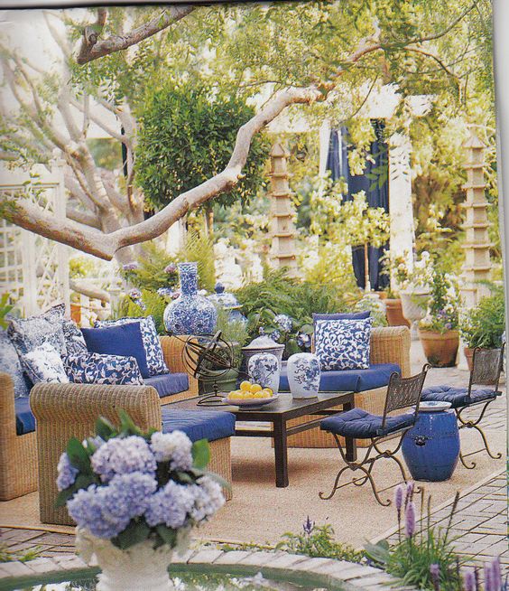 Modré sedenie na záhrade - 