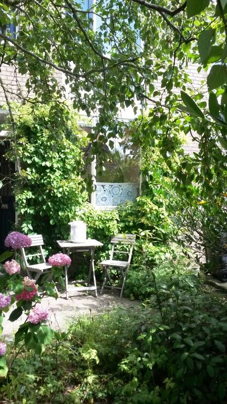Krásne posedenie v záhradnom zákutí - 