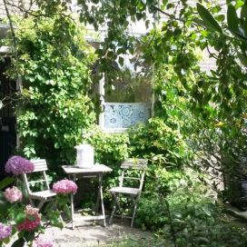 Krásne posedenie v záhradnom zákutí Jana Grisanti