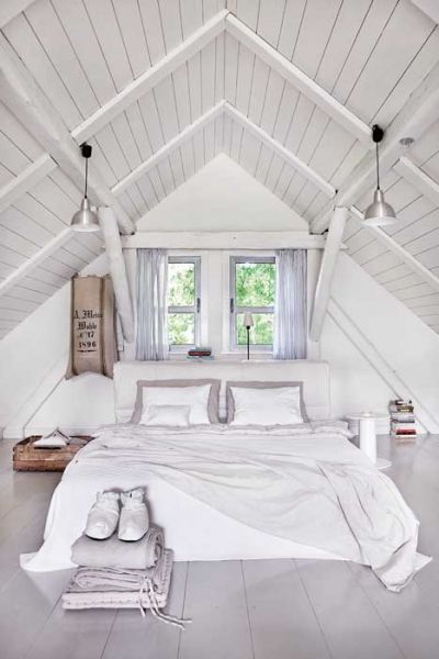 Spálne v podkroví - drevené biele obloženie - 