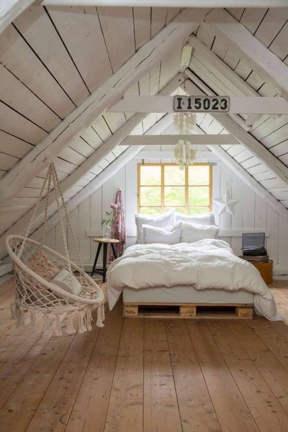 Malá ložnička v podkroví, drevo, trámy - 