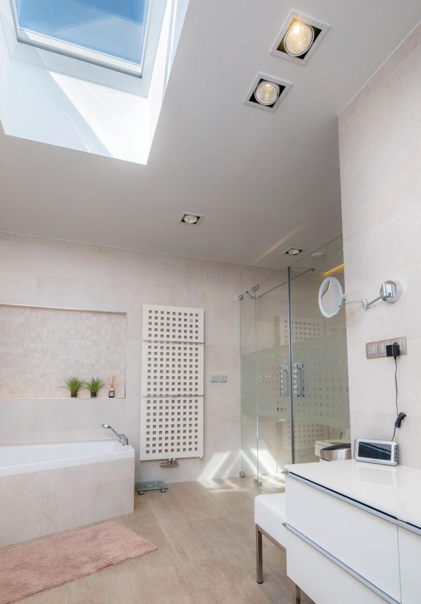 Moderná kúpeľňa s osvetlením - 