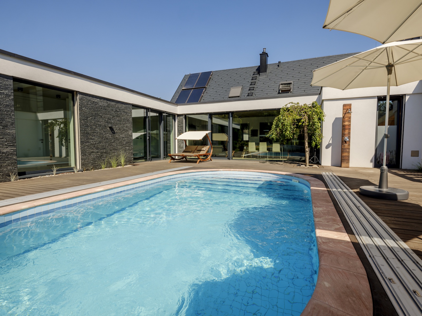Bazén pri moderného domu - 