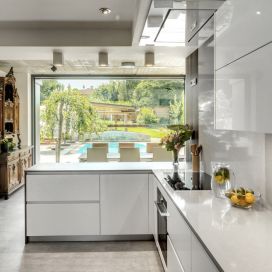Moderná biela kuchyňa s veľkým oknom