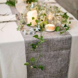 Jedálenský stôl s behúňom na svadbu