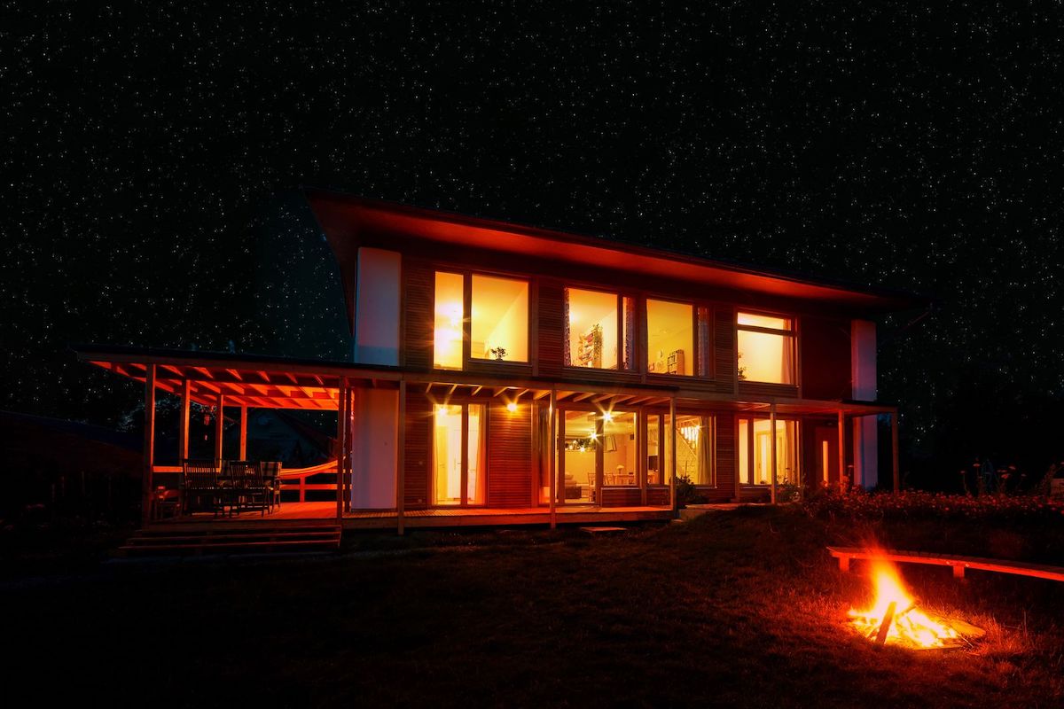 Pasívny slamněný dom - nočné foto - 
