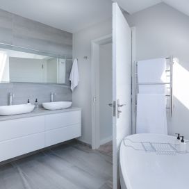 Biela kúpeľňa s vaňou