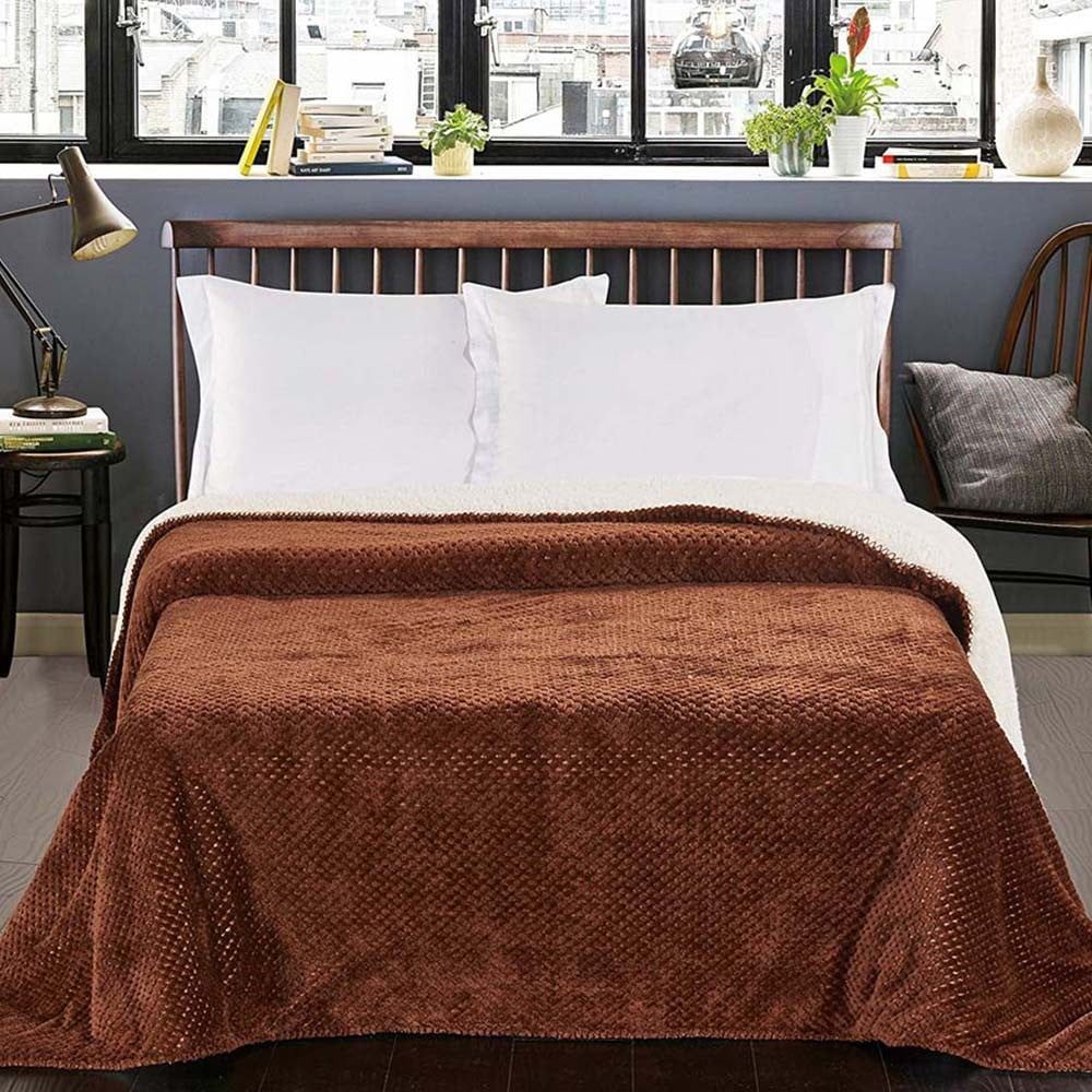 Hnedý obojstranný pléd cez posteľ DecoKing Lamby, 210 × 170 cm - Bonami.sk