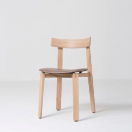 Jedálenská stolička z masívneho dubového dreva s hnedým sedadlom Gazzda Nora