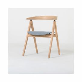 Jedálenská stolička z masívneho dubového dreva s modrosivým sedadlom Gazzda Ava