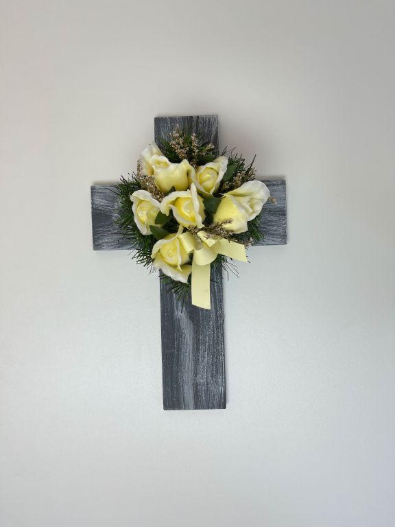 Kríž s umelým kvetom v béžovej farbe, 40 x 26 x 17 cm - Kokiskashop.sk