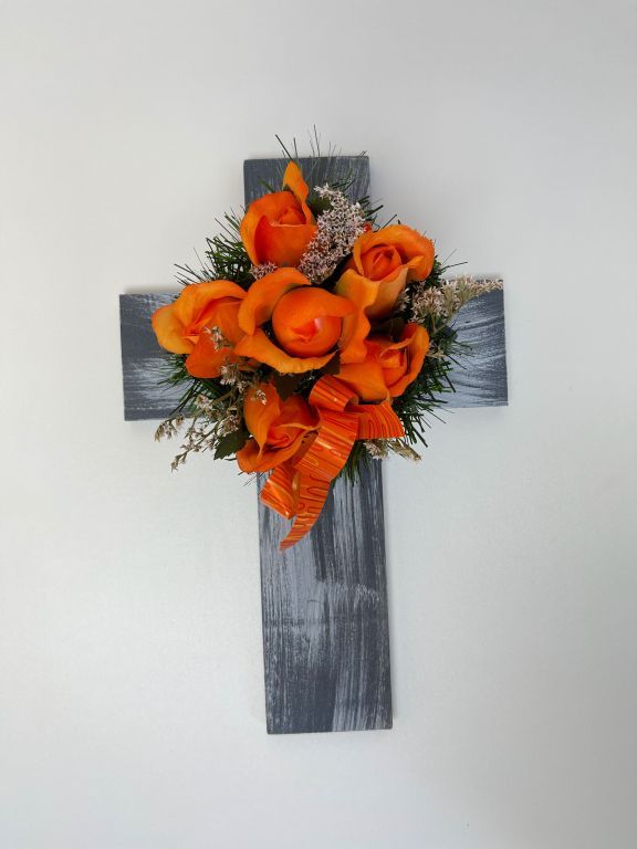Kríž s umelým kvetom v oranžovej farbe, 40 x 26 x 17 cm - Kokiskashop.sk